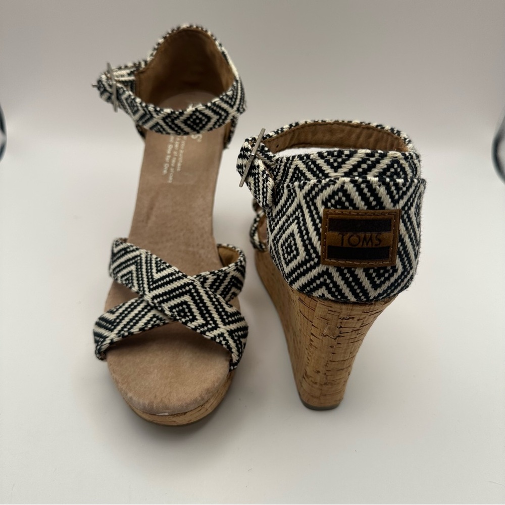 TOMS Platform Sandals Women's Size 7W Black White Woven Diamond Wedge Heel Shoe
